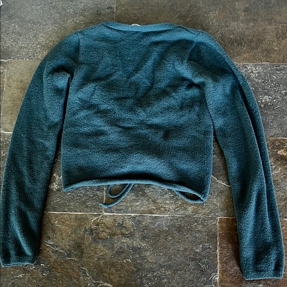 Swiss Brand Tally Weijl - Green Ruched Cropped V-Neck Sweater - Picture 3 of 4